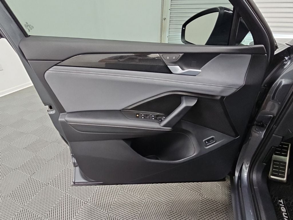 2025 Volkswagen Tiguan 2.0T SE R-Line Black