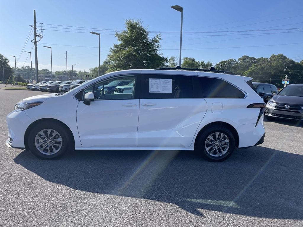 2023 Toyota Sienna LE 8 Passenger